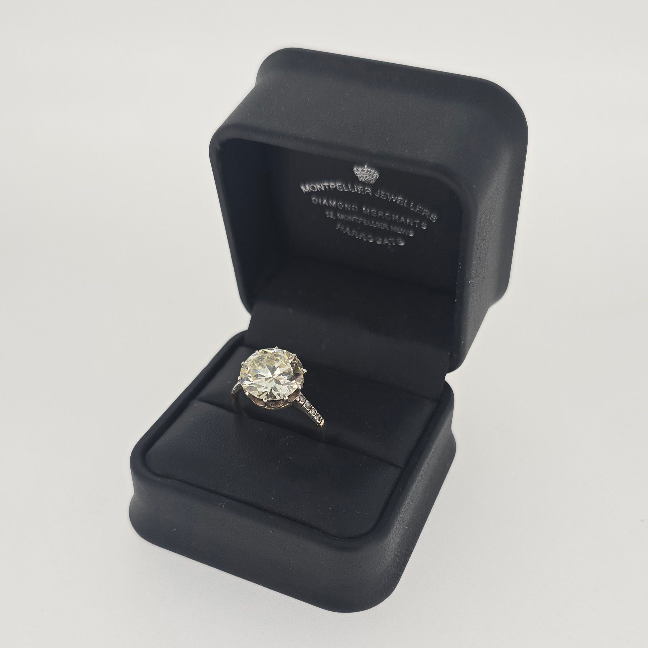 5.23ct M/SI Round Brilliant Cut Diamond Solitaire set in 18ct Gold with Diamond Shoulders - Montpellier Jewellers