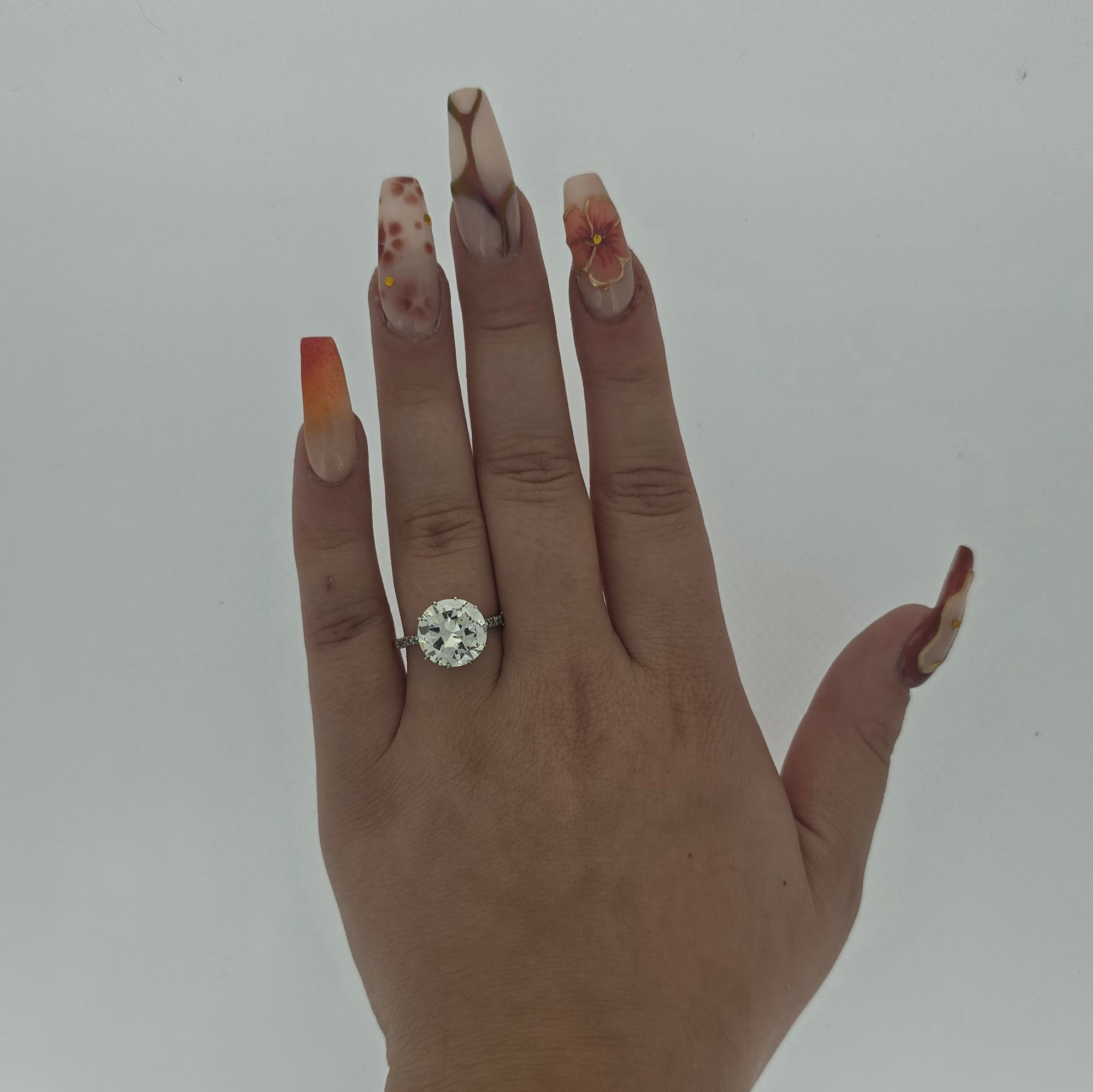 5.23ct M/SI Round Brilliant Cut Diamond Solitaire set in 18ct Gold with Diamond Shoulders