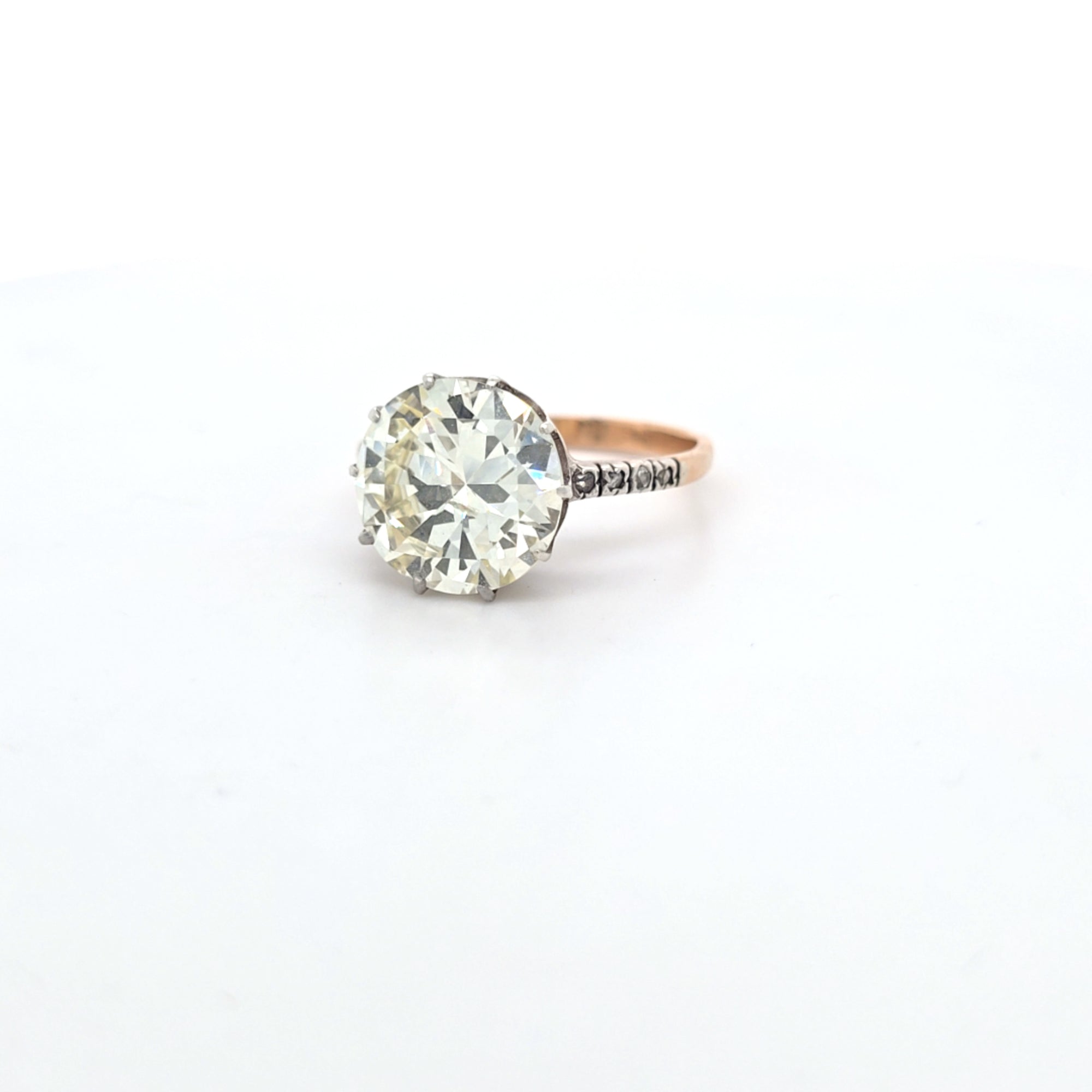 5.23ct M/SI Round Brilliant Cut Diamond Solitaire set in 18ct Gold with Diamond Shoulders