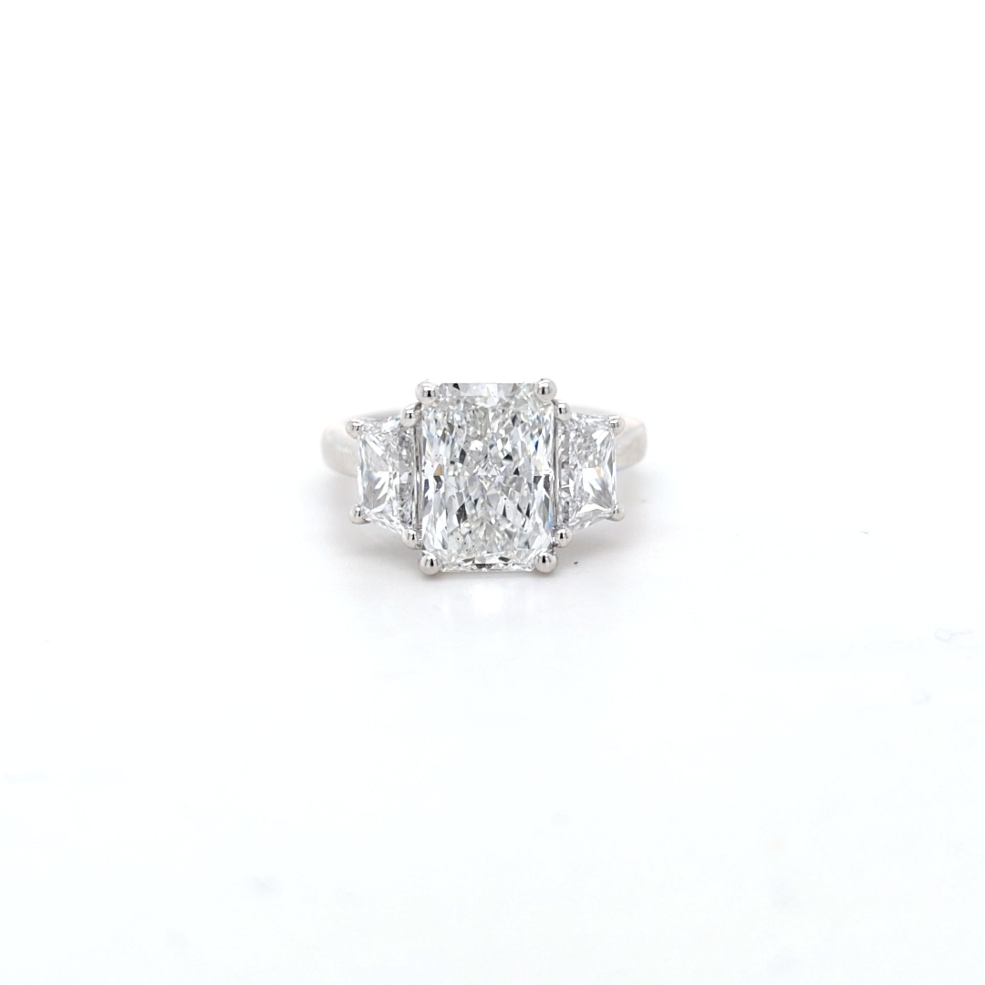 IGI 3.07ct D/VS1 Radiant Cut LAB Diamond Solitaire Ring with Trapezoid Side Stones Set in Platinum - Montpellier Jewellers
