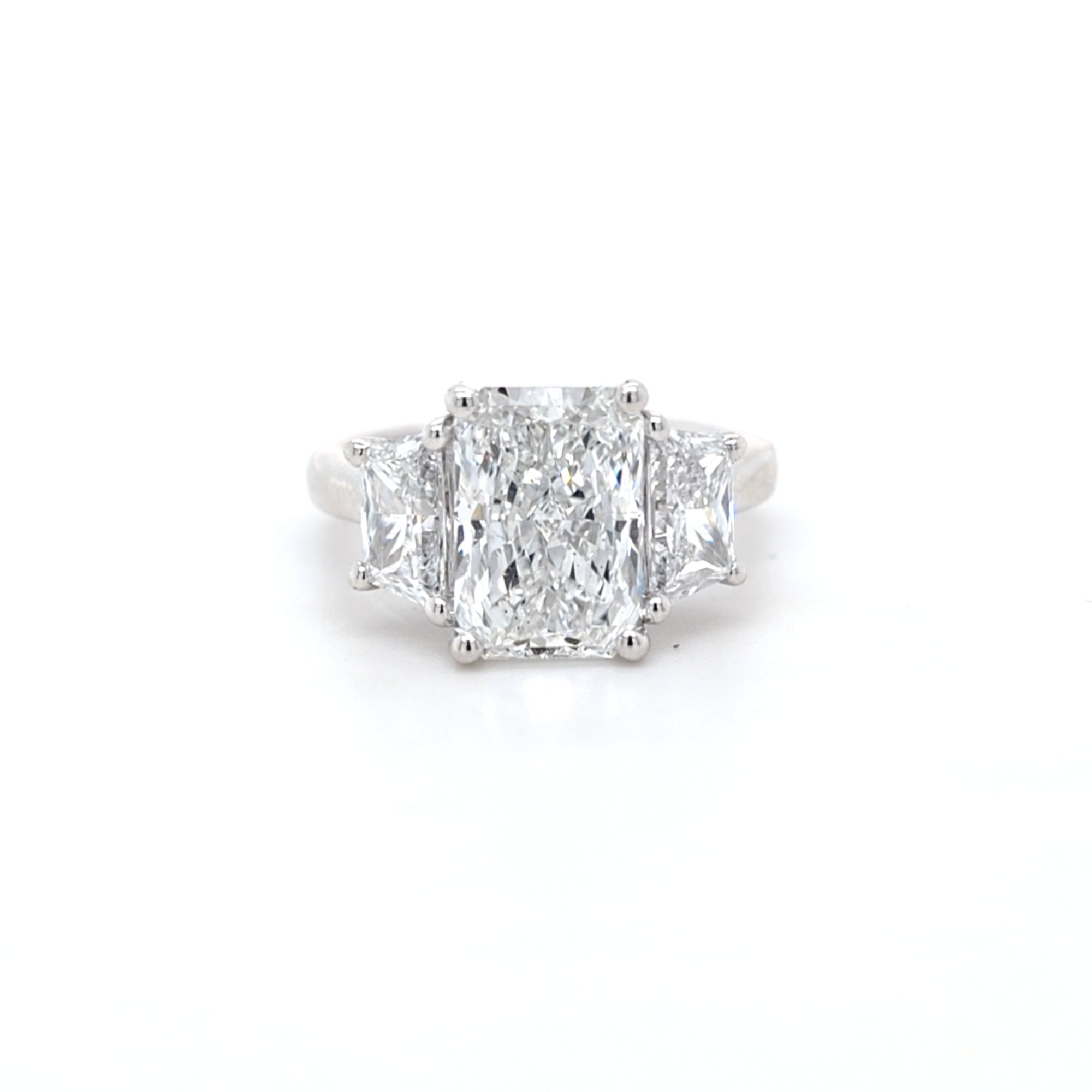 IGI 3.07ct D/VS1 Radiant Cut LAB Diamond Solitaire Ring with Trapezoid Side Stones Set in Platinum - Montpellier Jewellers