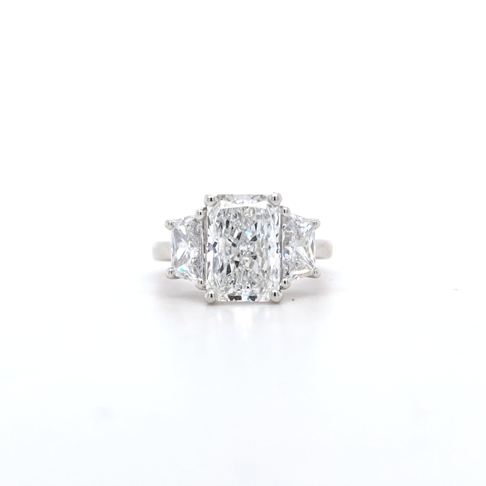 IGI 3.07ct D/VS1 Radiant Cut LAB Diamond Solitaire Ring with Trapezoid Side Stones Set in Platinum - Montpellier Jewellers