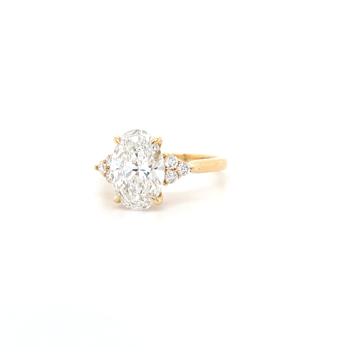 IGI 2.50ct D/VS2 Oval Cut LAB Diamond Ring with Trefoil Diamond Shoulders Set in 18ct Yellow Gold