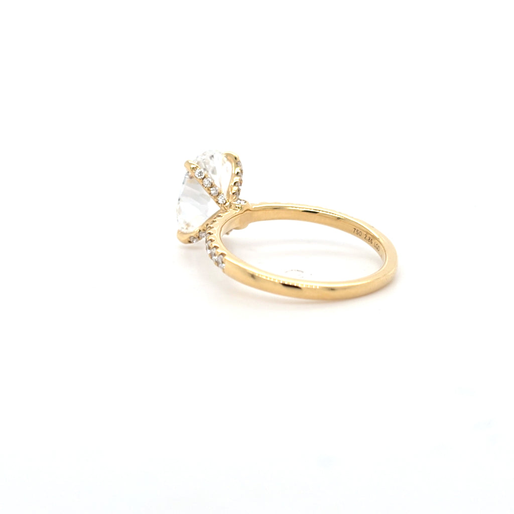 IGI 2.53ct D/VS1 Oval Cut LAB Diamond Ring with Diamond Shoulders & Diamond Set Claws Set in 18ct Yellow Gold