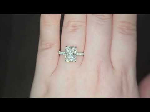 IGI 3.02ct D/VS1 Radiant Cut LAB Diamond Solitaire set in Platinum with Diamond Shoulders & Emerald Accent Stone